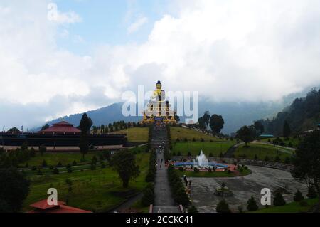 Große goldene Buddha-Statue auf Himalaya-Bergen von Sikkim im Ravanglapark von Gangtok, selektive Fokussierung Stockfoto