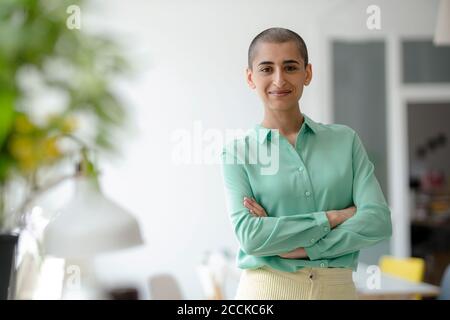 Porträt einer selbstbewussten Frau in einem Loft Stockfoto