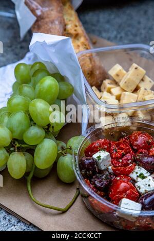 Trauben, Käsewürfel und Salat mit Tofu Stockfoto