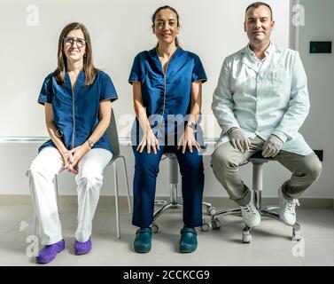 Männliche und weibliche Ärzte sitzen in der Zahnklinik Stockfoto
