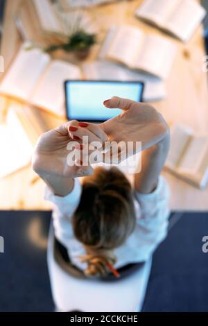 Müde Frau Stretching während der Arbeit im Home Office Stockfoto