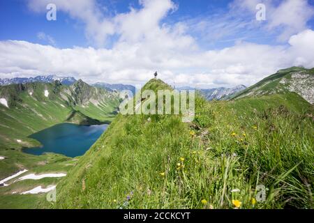 Wanderer am Aussichtspunkt, Schrecksee, Bayern, Deutschland Stockfoto