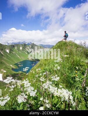 Wanderer am Aussichtspunkt, Schrecksee, Bayern, Deutschland Stockfoto