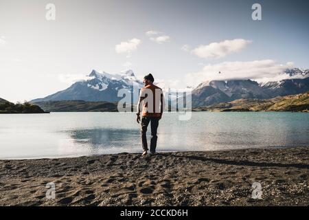 Mann, der am Pehoe-See im Torres Del Paine National Park Patagonia, Südamerika, entlang läuft Stockfoto