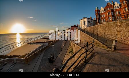 Ein Fischaugen Blick auf die Betonrampe, die zum Sandstrand in der Küstenstadt Cromer an der Norfolk-Küste führt, bei Sonnenaufgang. Oben Stockfoto