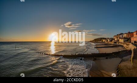 Fischaugen Blick über Cromer Strand, Promenade und viktorianischen Hotels in Sonnenaufgang. Aufgenommen von der Promenade des viktorianischen Piers. Gewollte Krümmung A Stockfoto