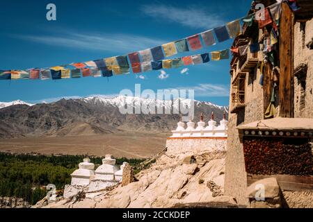 Indien, Ladakh, bunte Gebetsfahnen, die vor dem buddhistischen Tempel hängen Stockfoto