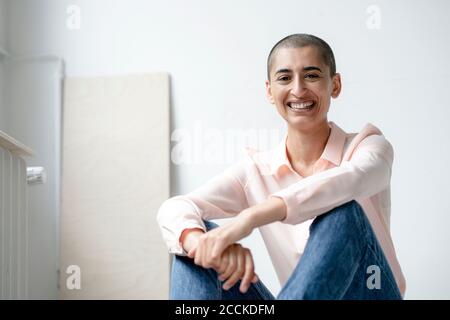 Porträt einer glücklichen Frau in einem Loft Stockfoto