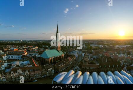 Deutschland, Schleswig-Holstein, Lübeck, Luftaufnahme der Altstadt bei Sonnenuntergang Stockfoto