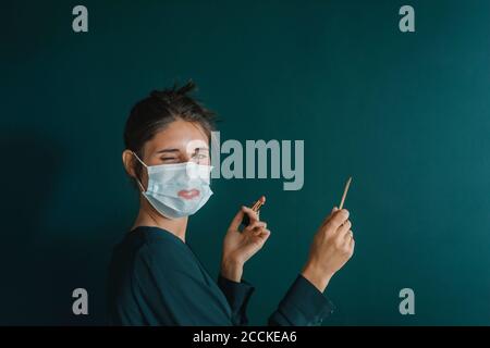 Junge Frau Trägt Maske Mit Make-Up Stockfoto