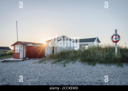 Dänemark, Region Süddänemark, Marstal, Lebensgürtel, der bei Sonnenuntergang vor Strandbäder hängt Stockfoto