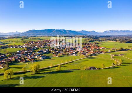 Deutschland, Bayern, Königsdorf, Luftaufnahme des Dorfes im Alpenvorland im Sommer Stockfoto