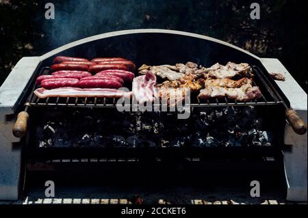 Nahaufnahme von Fleisch auf Grill im Hof Stockfoto