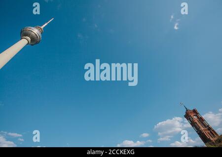 Deutschland, Berlin, Berliner Fernsehturm und Turm des Roten Rathauses gegen blauen Himmel Stockfoto