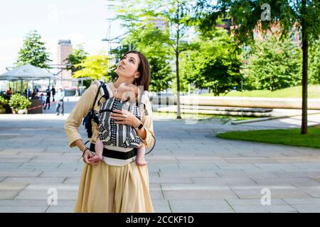 Mutter mit ihrem Jungen in der Babytrage in der HafenCity, Hamburg, Deutschland Stockfoto