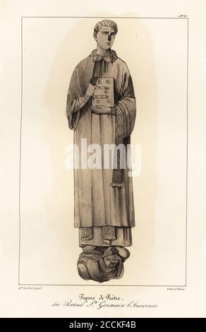 Figur eines Priesters in kirchlichen Gewändern mit Bibel, aus dem Portal von Saint-Germain l’Auxerrois. Figure de Pretre, du portail St. Germain l’Auxerrois. Getönte Lithographie von Villain nach einer Illustration von Horace de viel-Castel aus seiner Collection des Costumes, Armes et meubles pour servir à l'histoire de la France (Sammlung von Kostümen, Waffen und Möbeln für die Geschichte Frankreichs), Treuttel & Wurtz, Bossange, 1827. Stockfoto