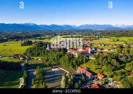 Deutschland, Bayern, Beuerberg, Drohne Blick auf das Dorf am Flussufer im Sommer Stockfoto