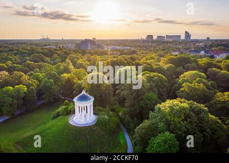 Deutschland, Bayern, München, Luftaufnahme von Monopteros im Englischen Garten bei Sonnenuntergang Stockfoto