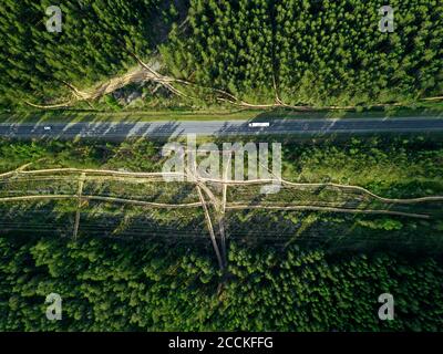 Russland, Petrosawodsk Oblast, Karelien, Straße überqueren Wald, Luftaufnahme Stockfoto
