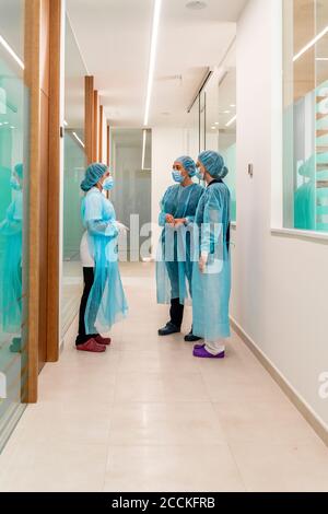 Ärztin im Gespräch mit Krankenschwestern in der Zahnklinik Stockfoto