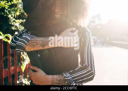 Liebevolles Paar umarmt, während im Park an sonnigen Tag stehen Stockfoto