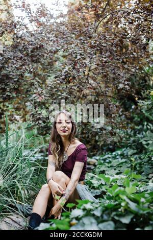 Junge Frau im park Stockfoto