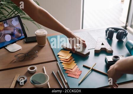 Nahaufnahme des kreativen Paares, das Dekoration auf dem Tisch arrangiert Stockfoto