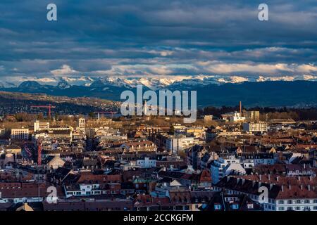 Schweiz, Zürich, Stadtbild mit schneebedeckten Bergen im Hintergrund, Luftaufnahme Stockfoto