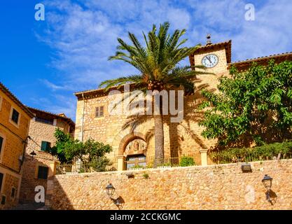 Spanien, Mallorca, Fornalutx, Palme vor der Kirche Navidad de Nostra Senyora Stockfoto