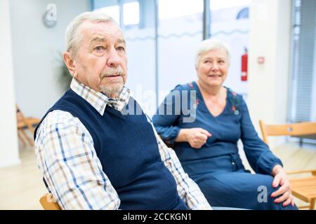 Senioren, die an einer Gruppenveranstaltung im Altersheim teilnehmen Stockfoto