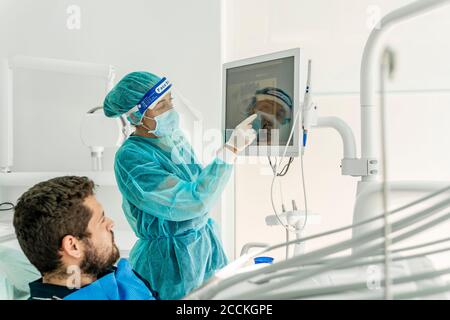 Ärztin im Gespräch mit dem Patienten in der Zahnklinik Stockfoto