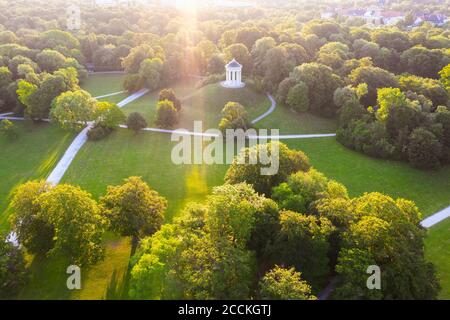 Deutschland, Bayern, München, Luftaufnahme von Monopteros im Englischen Garten bei Sonnenuntergang Stockfoto