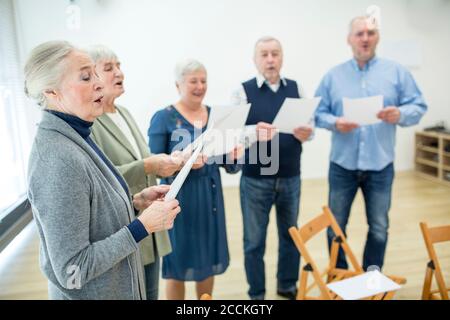 Senioren in Altersheim Musik machen im Chor singen Stockfoto