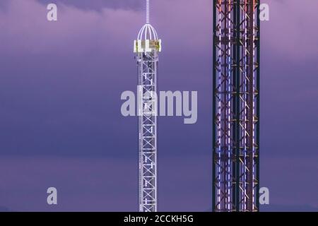 Deutschland, Bayern, München, Drohne Blick auf Free Fall Vergnügungspark Turm in der Dämmerung Stockfoto