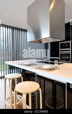 Kücheninsel im modernen Haus Stockfoto