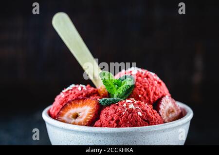 Rote Erdbeer-Eis, hausgemacht und biologisch ohne Zusatz von Milch, mit gefrorenen Erdbeeren hergestellt Stockfoto
