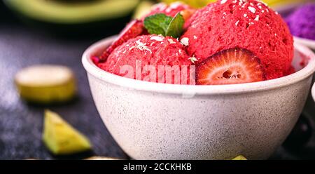 Rote Erdbeer-Eis, hausgemacht und biologisch ohne Zusatz von Milch, mit gefrorenen Erdbeeren hergestellt Stockfoto