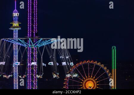 Deutschland, Bayern, München, Luftaufnahme von beleuchteter Kettenschwinge und Riesenrad bei Nacht Stockfoto