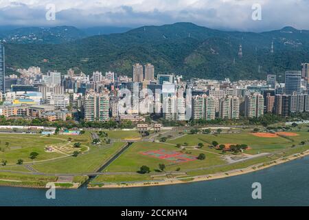 Taiwan, Taipei, Stadt und Tamsui River, Luftaufnahme Stockfoto