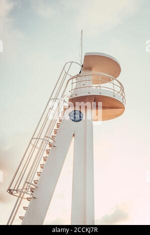 Leere Rettungsschwimmerhütte, die in der Dämmerung gegen den Himmel steht Stockfoto