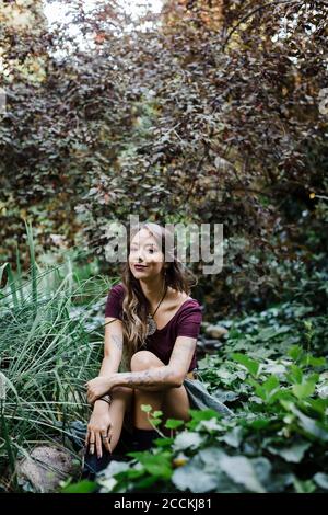 Junge Frau im park Stockfoto