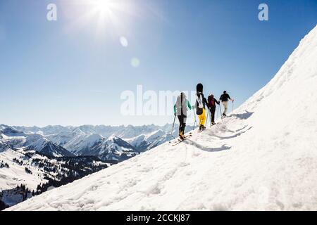 Gruppe von Freunden Skitouren bis zu einem Berggipfel, Achenkirch, Österreich Stockfoto