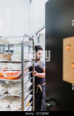 Bäcker arbeitet in der gewerblichen Küche bei der Bäckerei Stockfoto