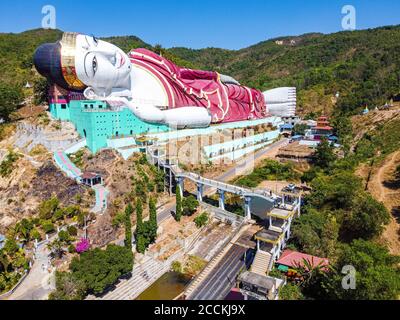 Myanmar, Mon Staat, außerhalb von Mawlamyine, riesiger liegender Buddha in Win sein Taw Ya, Luftaufnahme Stockfoto