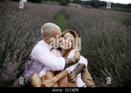 Paar auf Lavendelfeld Stockfoto