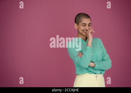 Porträt einer lachenden Frau mit kurzen Haaren Stockfoto