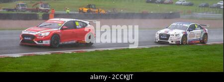 Little Budworth, Cheshire, Großbritannien. 23. August 2020; Oulton Park Circuit, Little Budworth, Cheshire, England; Kwik Fit British Touring Car Championship, Oulton Park, Race Day; Andy Neate Motorbase Performance Fahren eines Ford Focus ST führt Bobby Thompson GKR TradePreisAutos fahren einen Audi S3 in Rennen 1 Credit: Action Plus Sports Images/Alamy Live News Stockfoto