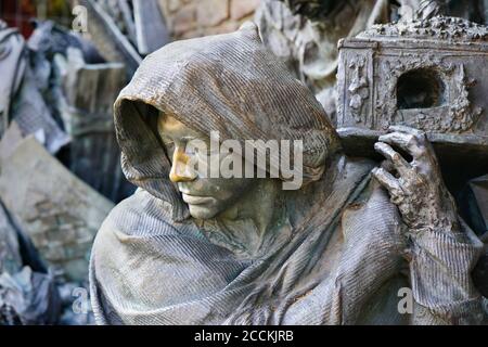 Detail der Bronzeskulptur 'Stadterhebungsmonument' des Bildhauers Bert Gerresheim, enthüllt 1988 zum 700-jährigen Bestehen Düsseldorfs. Stockfoto