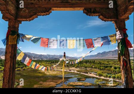 Indien, Ladakh, bunte Gebetsfahnen hängen zwischen zwei alten Säulen Stockfoto