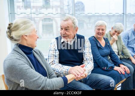 Senioren, die an einer Gruppenveranstaltung im Altersheim teilnehmen Stockfoto